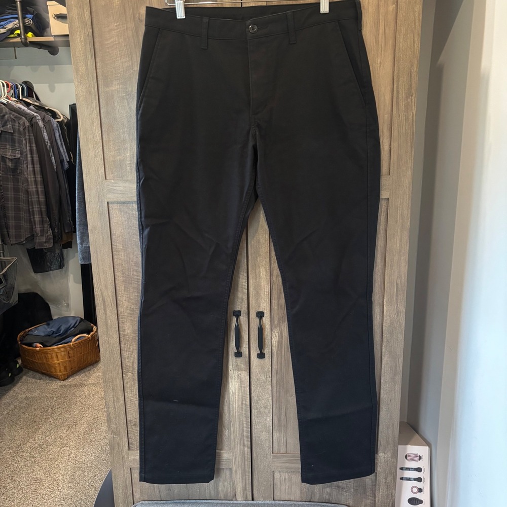 Uniqlo Chino Pants Mens 33x34 Black Stretch Flat Front Trousers